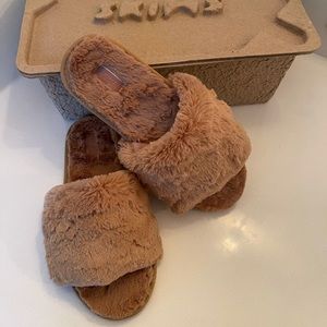New Camel Cozy Fur SKIMS Slippers Slides 37 Sold Out